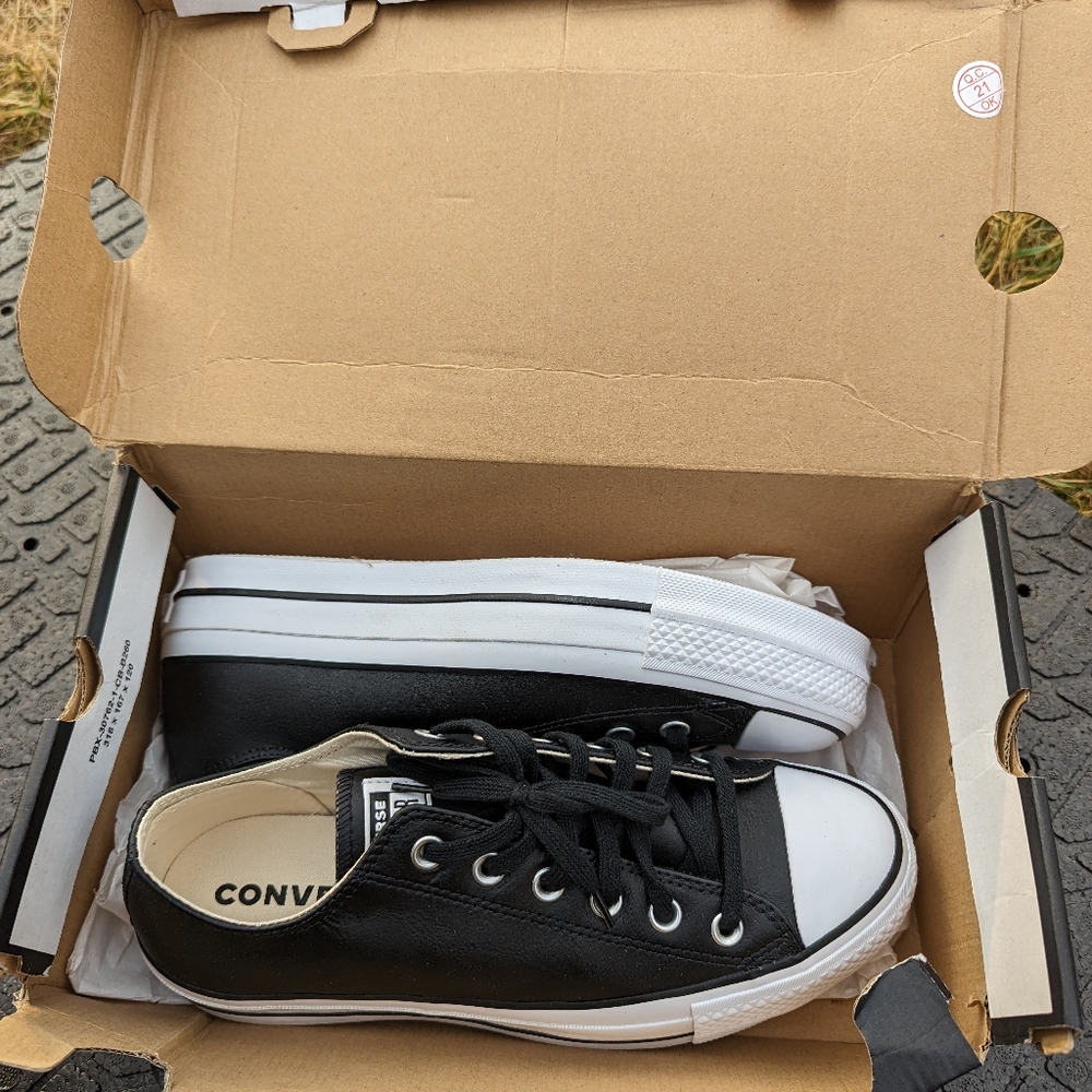 NIB women's converse shoes size 9 - Picture 3 of 6